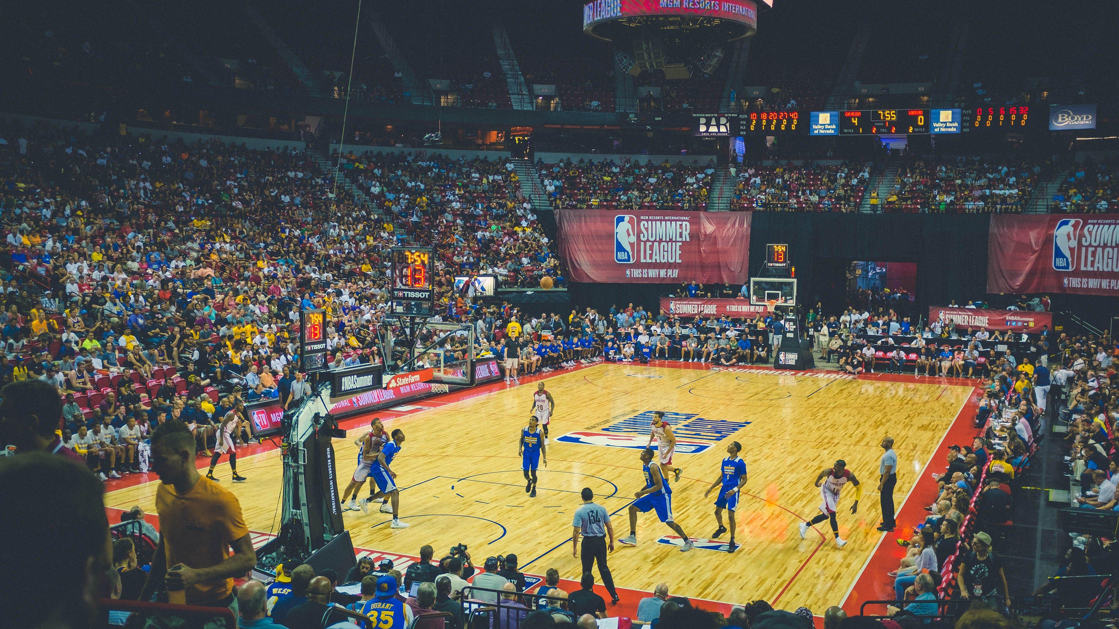 勇士队记Slater透露,库里随队出征客场 启动全新康复治疗方案